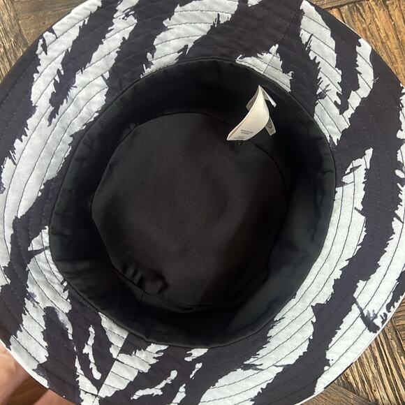 NWOT LITA BY CIARA Print Satin Bucket Hat in Scratchy Zebra Print - Picture 5 of 6